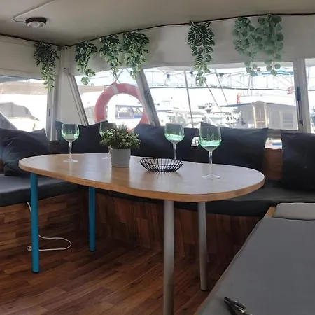 Floating White House Botel