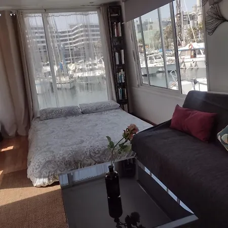 Botel Floating White House *